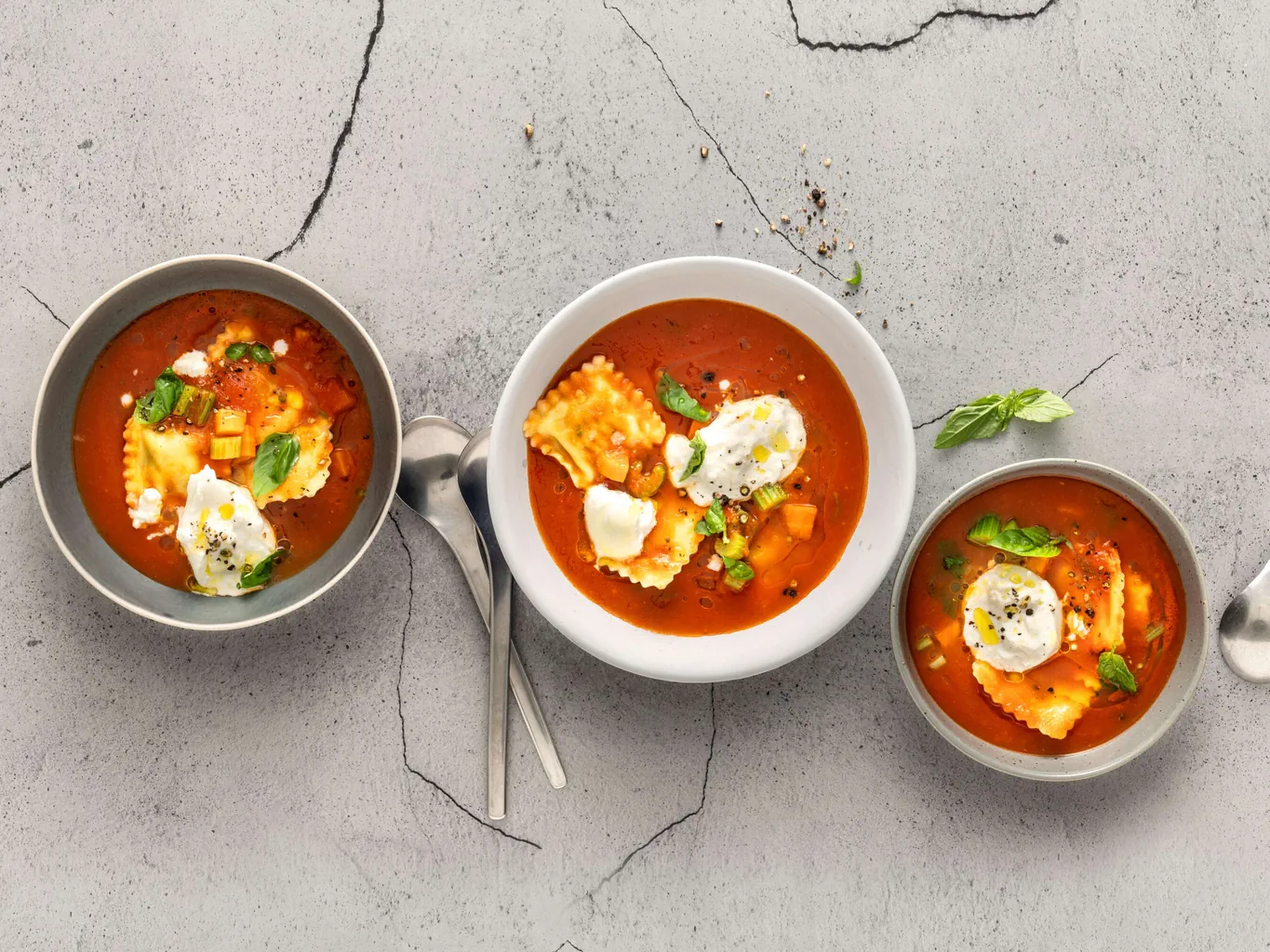 Minestra di pomodoro con ravioli