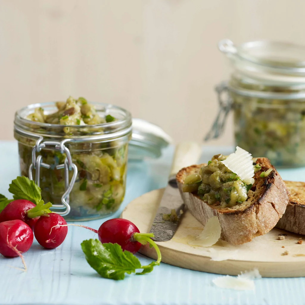 Auberginenpaste auf geröstetem Brot