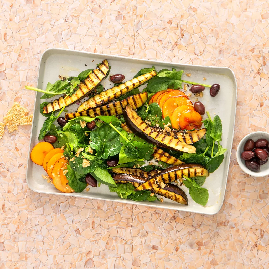 Salade d'épinards aux aubergines et aux prunes