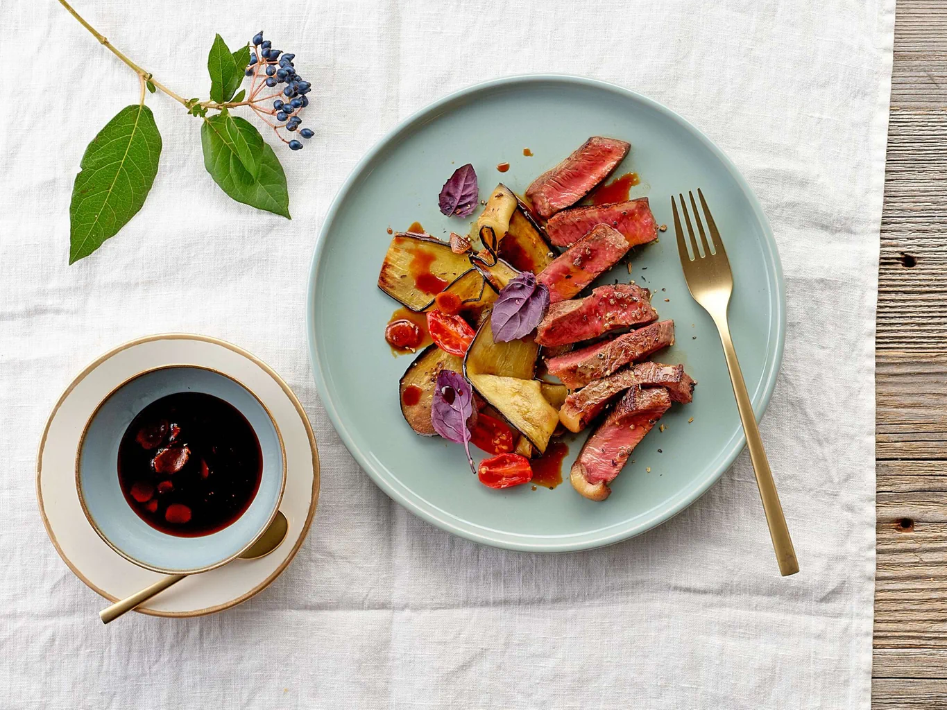 Entrecôte mit Teriyaki-Sauce und Tomaten-Auberginen-Gemüse