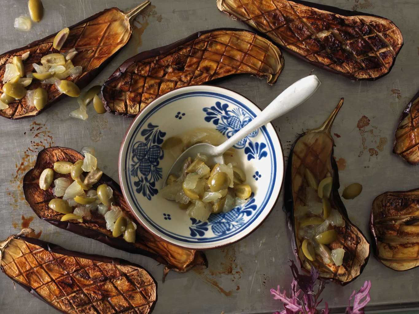 Gebackene Aubergine mit Oliven-Zitronen-Salat