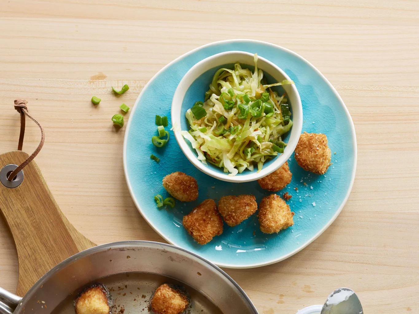 Kabissalat mit knusprigen Pouletwürfelchen
