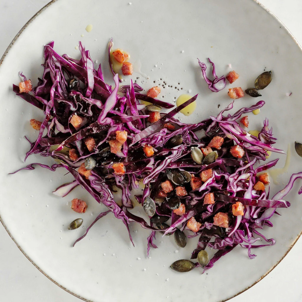 Roter Kabissalat mit Speckwürfeln