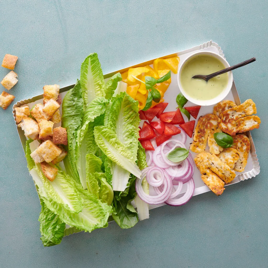 Lattuga romana con halloumi e salsa all'avocado