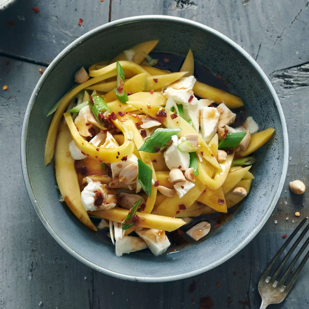 Mango-Mozzarella-Salat mit Erdnüssen und Frühlingszwiebeln