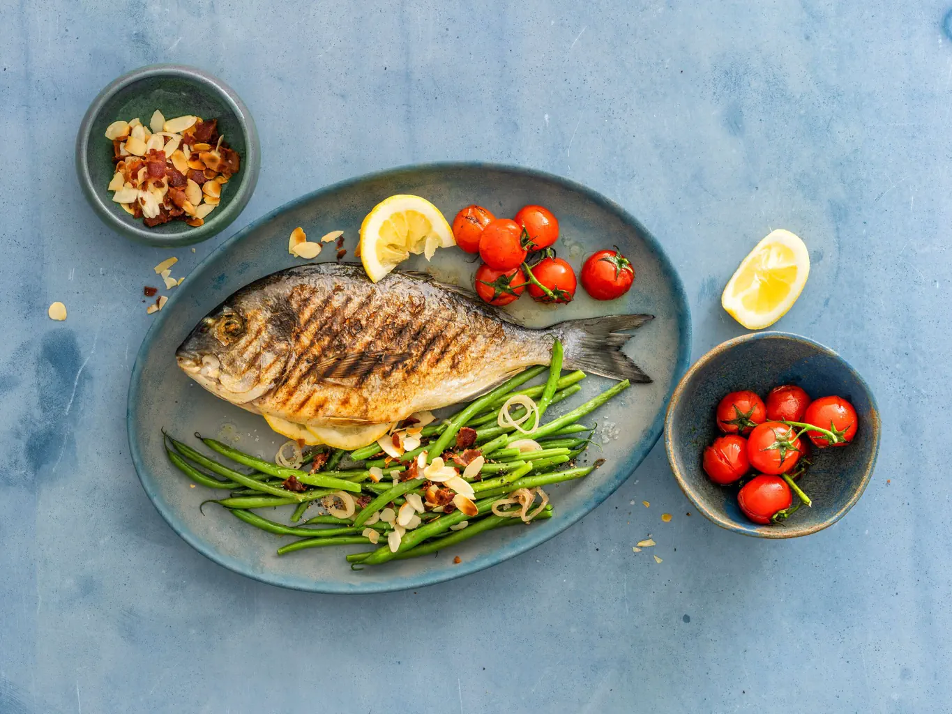 Dorade grillée avec haricots et topping d'amandes au lard
