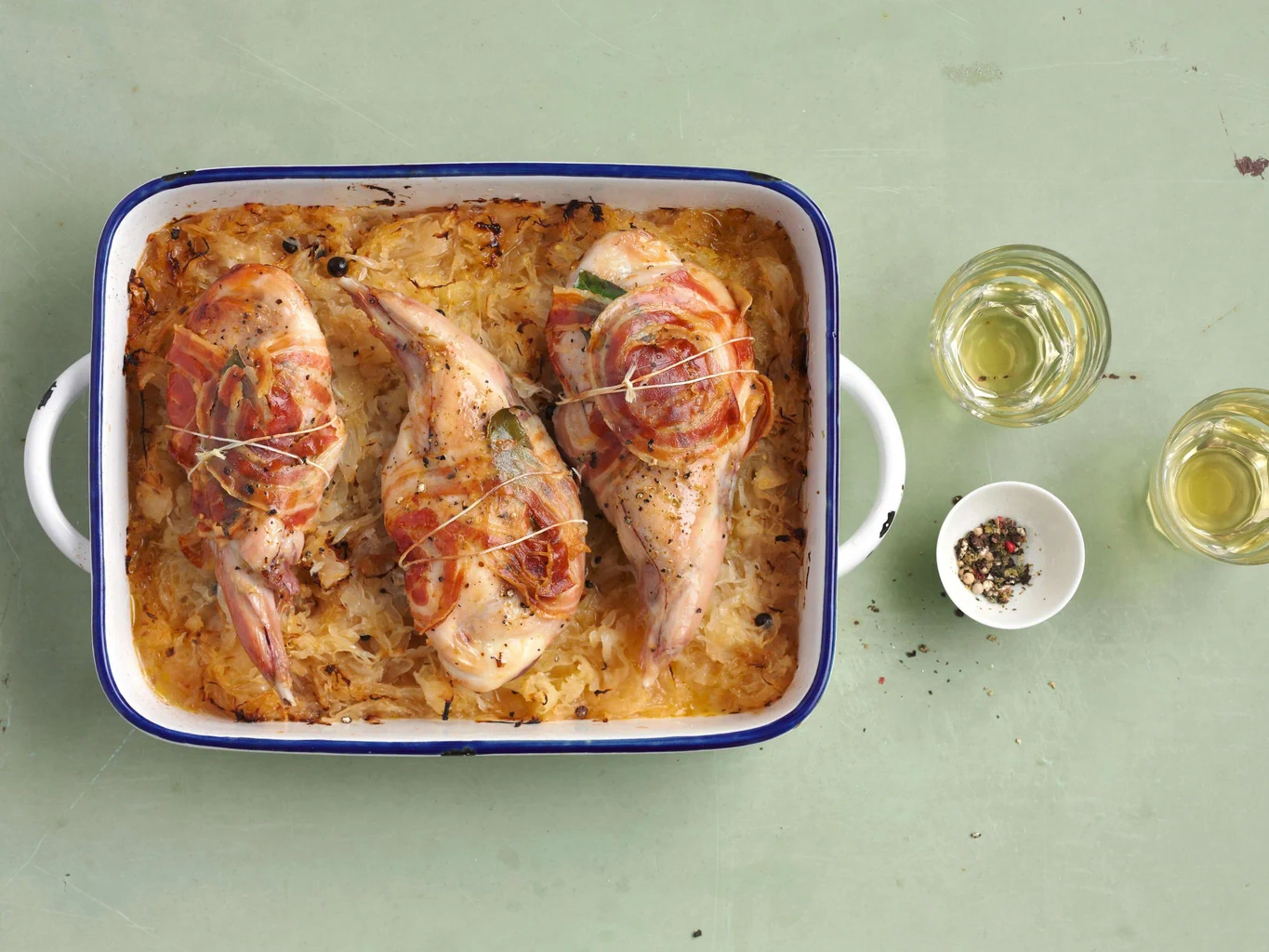 Cosce di coniglio con crauti al vino