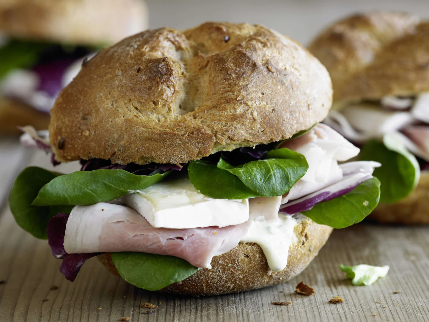 Sandwich mit Schinken und Camembert