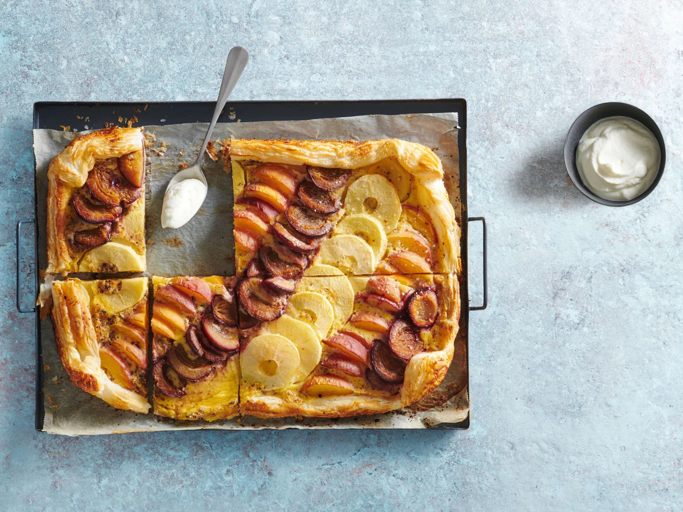 Crostata di frutta con panna montata