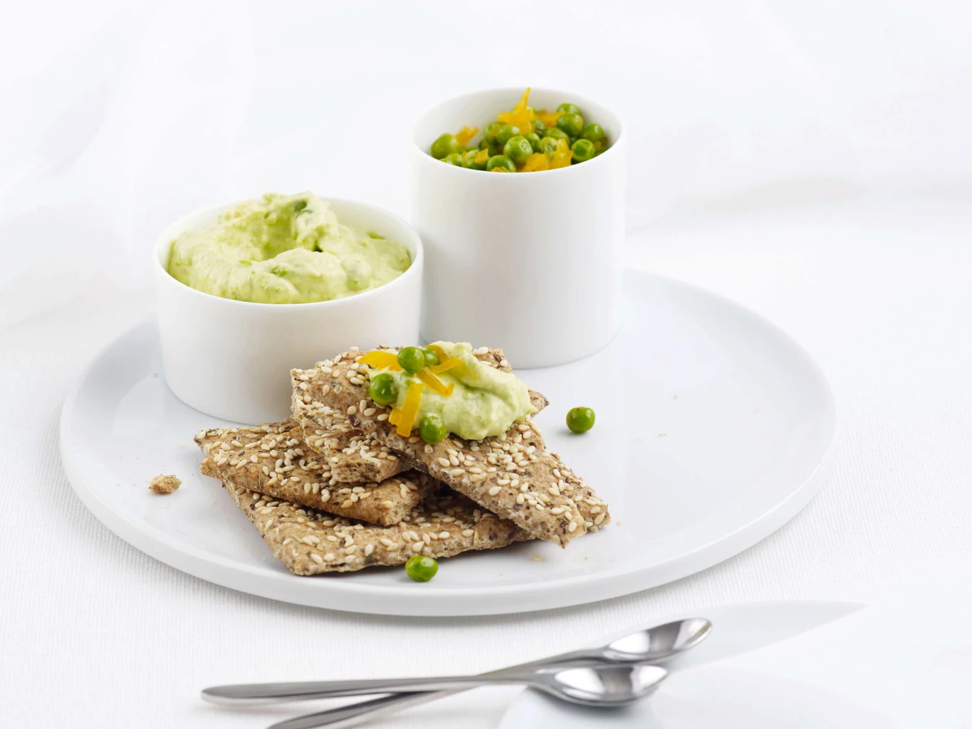 Erbsenmousse auf Knäckebrot