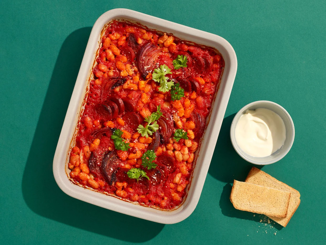 Ofen-Baked-Beans mit Chorizo