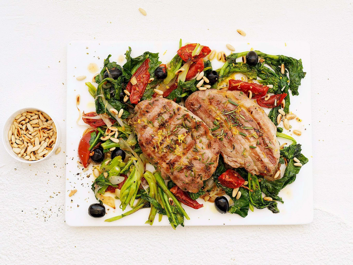 Steak di maiale su insalata di cime di rapa