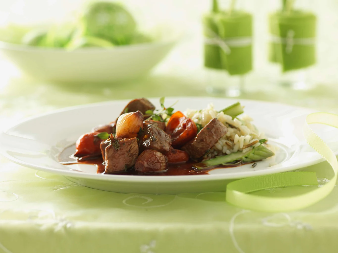 Lammwürfel mit Tomaten und Zwiebelchen