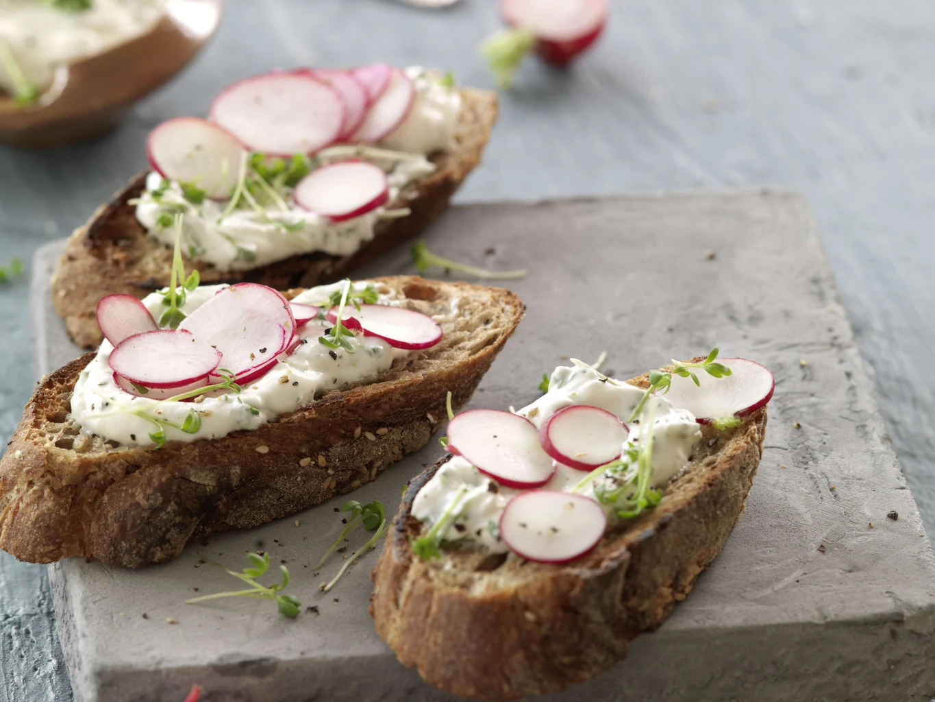 Crostini avec séré sans lactose, cresson et radis