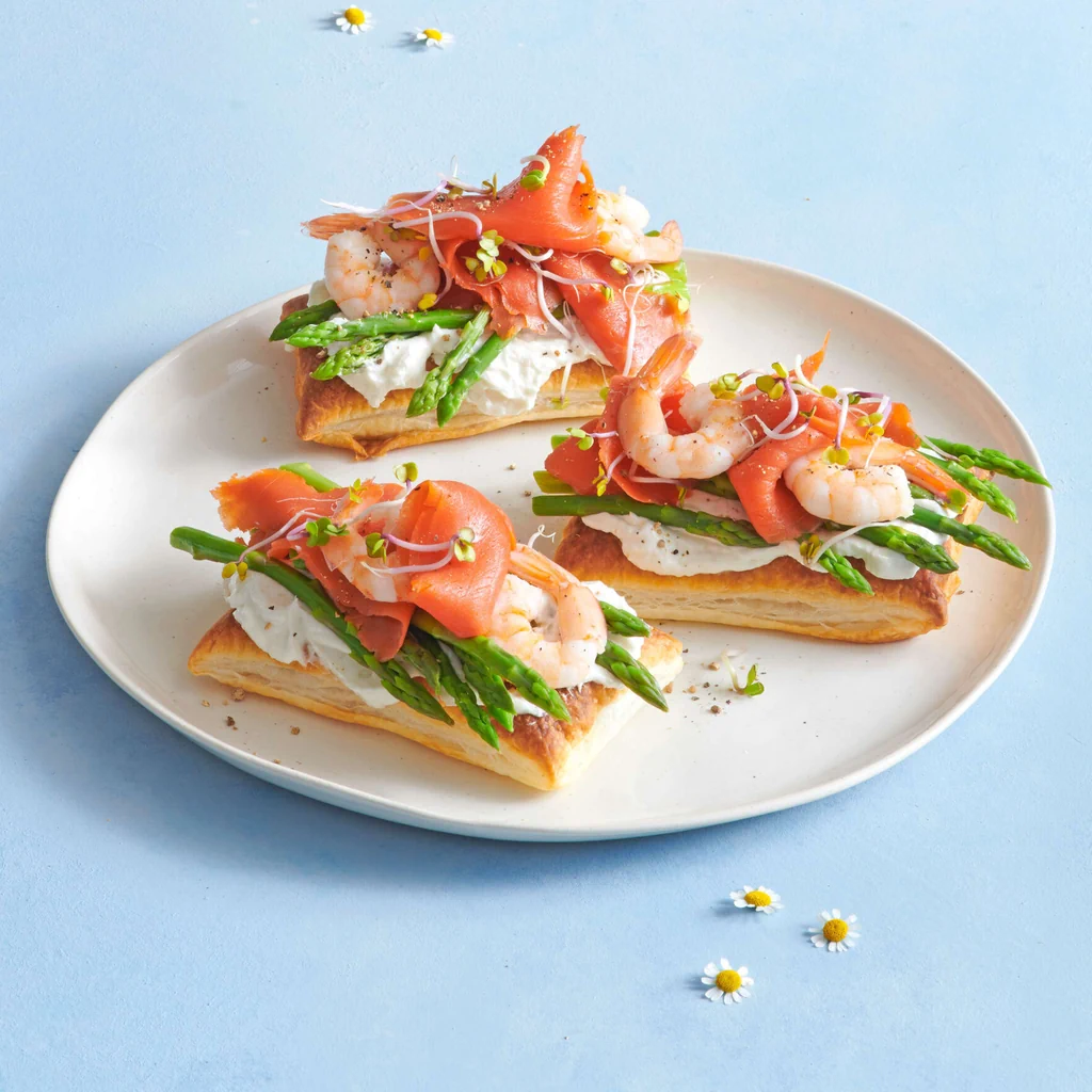 Feuilleté aux asperges avec saumon et crevettes