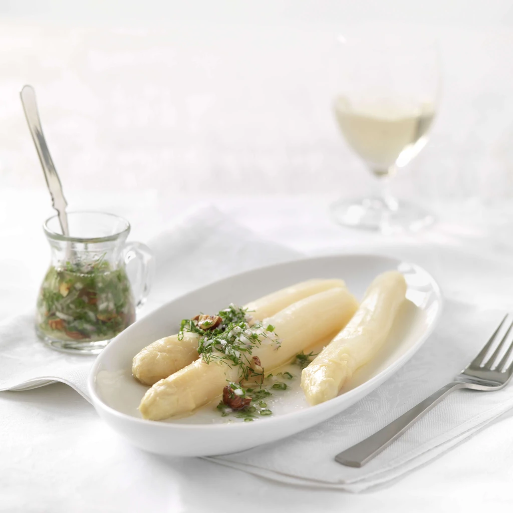 Weisse Spargeln an einer Kräutervinaigrette mit Haselnüssen