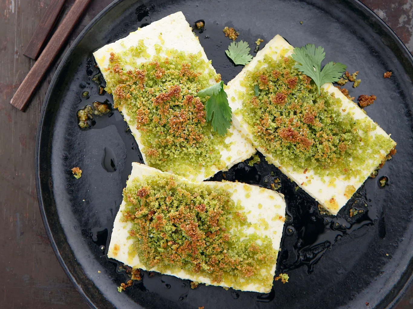 Tofu al forno in crosta di pinoli