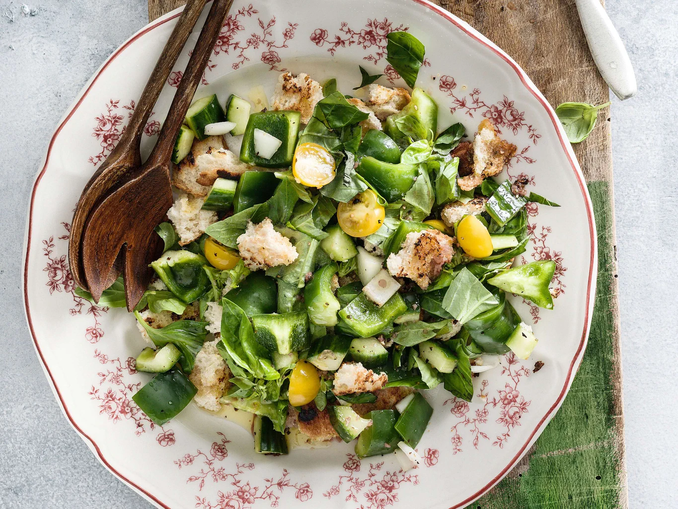 Panzanella mit Gurken und Peperoni