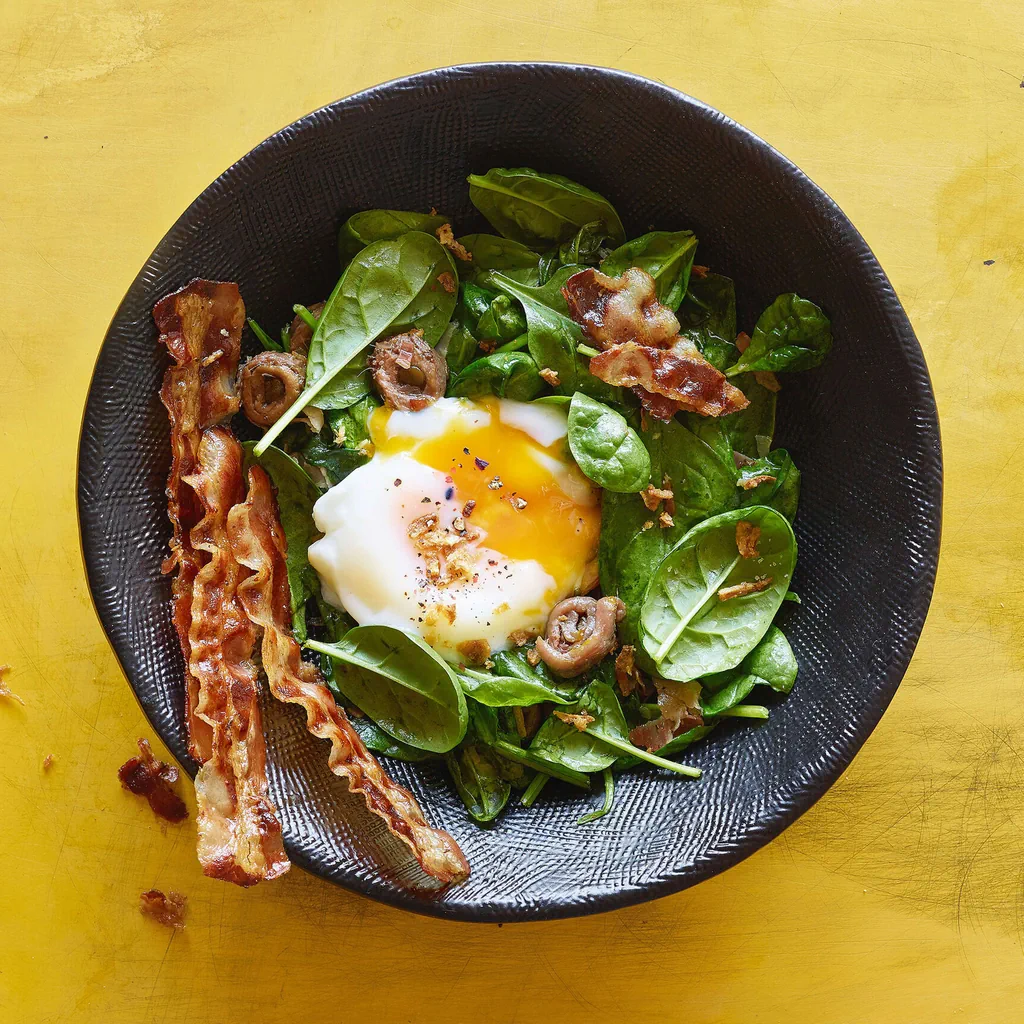 Blattspinat mit Sardellen-Speck und Ei
