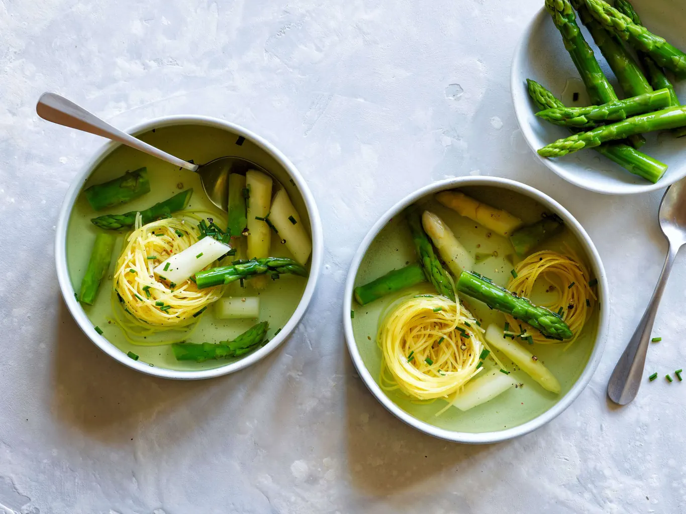Bouillon d'asperges avec nids de nouilles