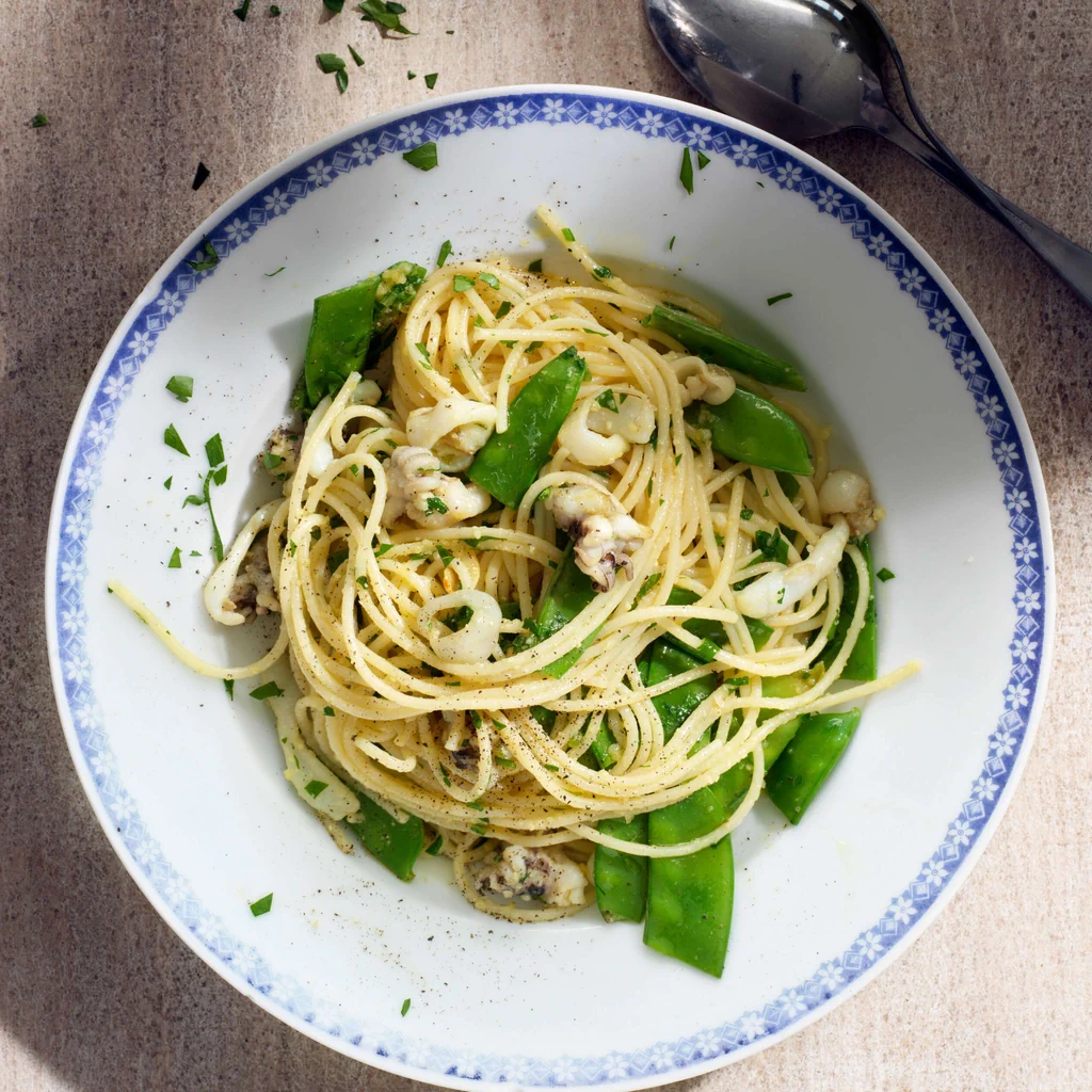Spaghetti mit Knoblauch, Kefen und Sepie