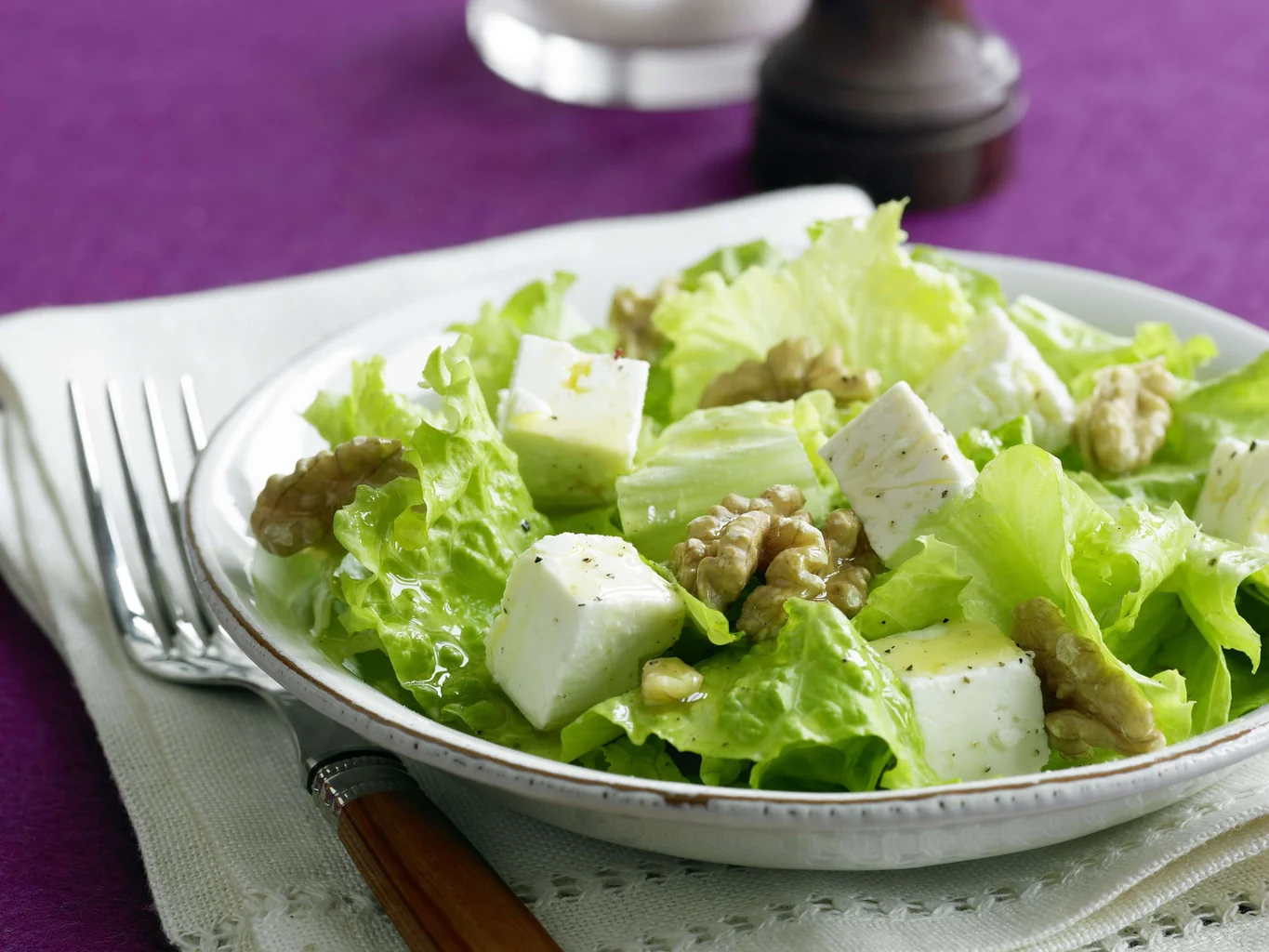 Endiviensalat an Baumnussdressing mit Feta