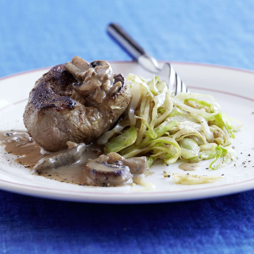 Schweinsmedaillon auf gebratenem Kabis