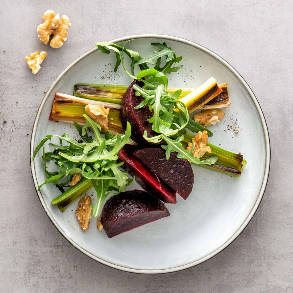Randen-Lauch-Salat mit Baumnüssen
