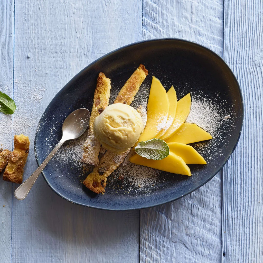 Gerösteter Panettone mit Mangoglace