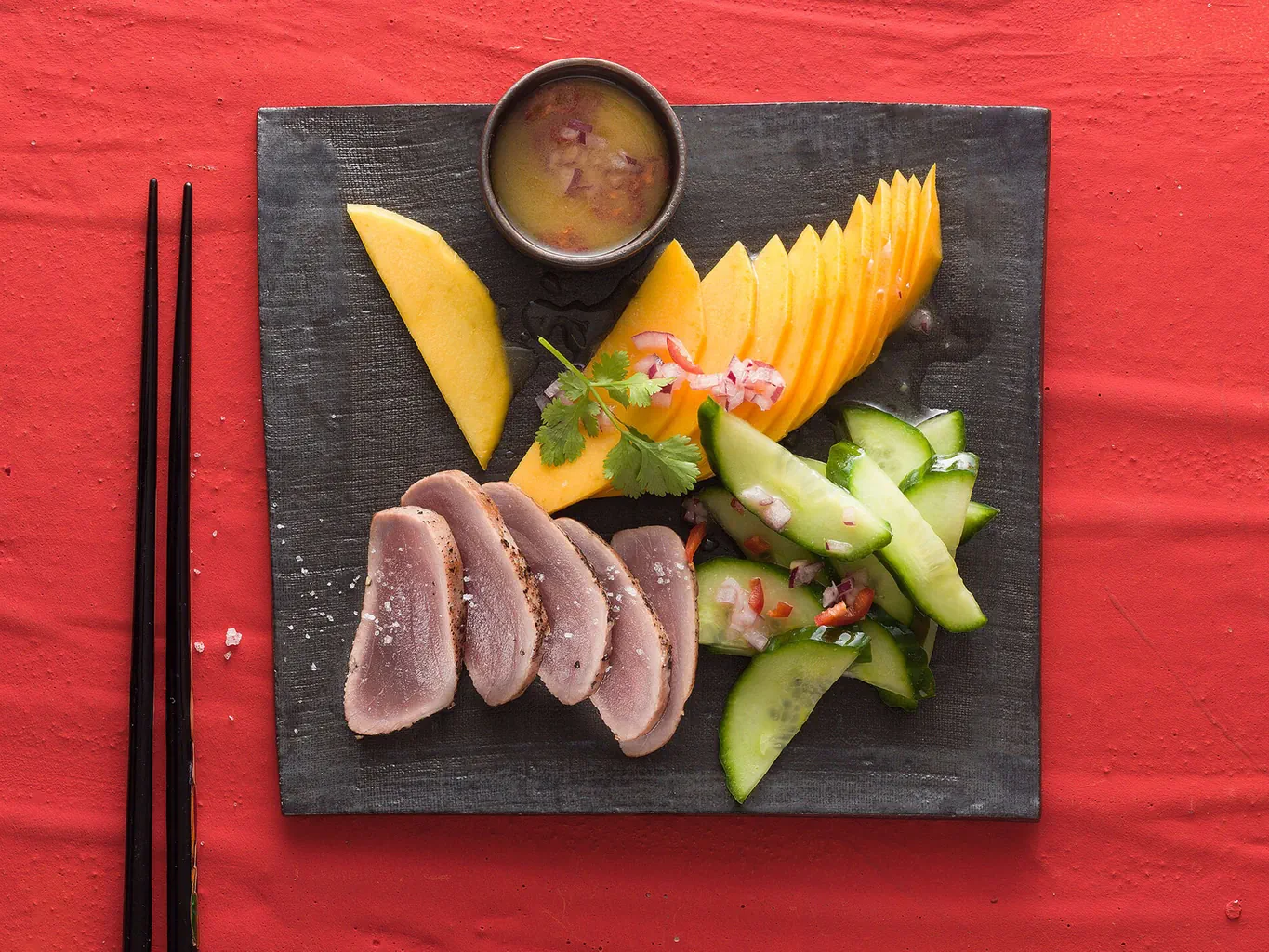 Tuna mit Mango, Gurke und Wasabi-Dressing