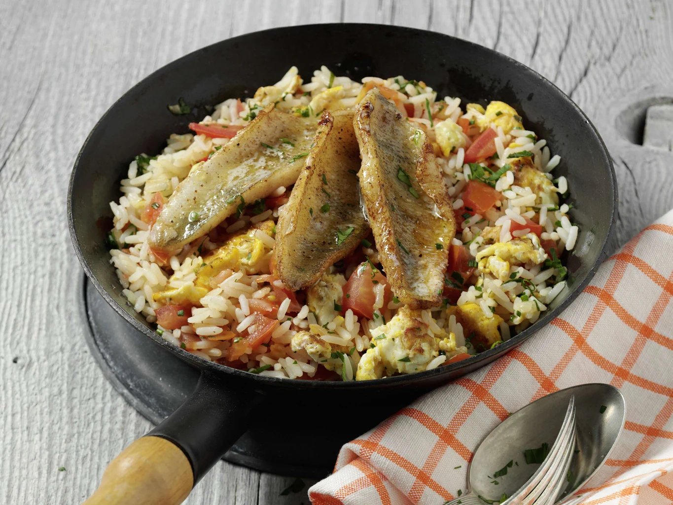 Poêlée de riz aux tomates avec filets de poisson