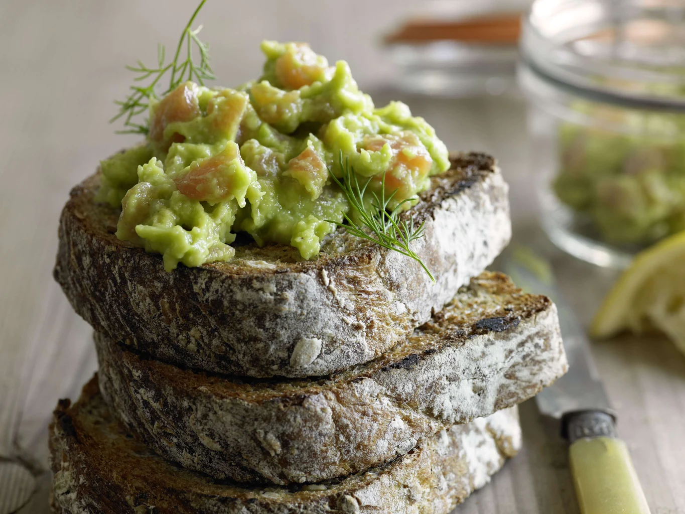 Pain grillé à la crème d’avocat et de saumon