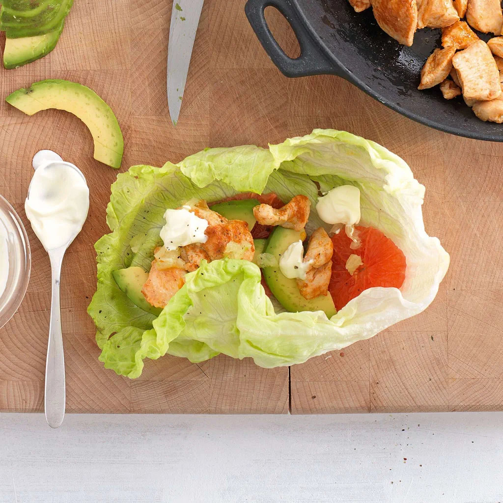 Poulet-Salat-Wraps mit Grapefruit und Avocado