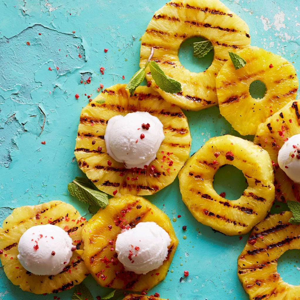 Grillierte Ananas mit rosa Pfeffer