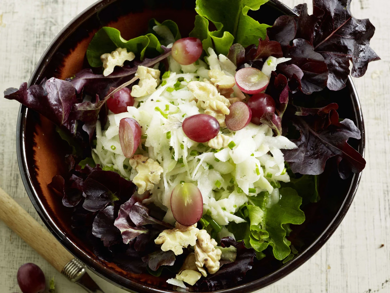 Kohlrabi-Raffelsalat mit Trauben und Baumnüssen