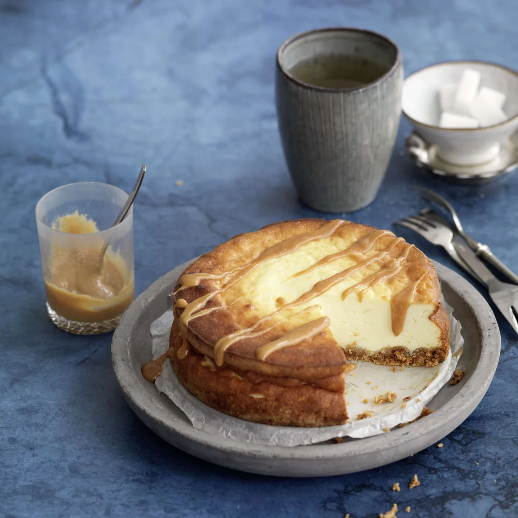Cheesecake avec sauce caramel-cacahouètes