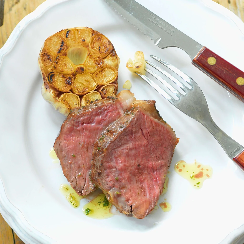 Doppeltes Entrecôte mit Knoblauch