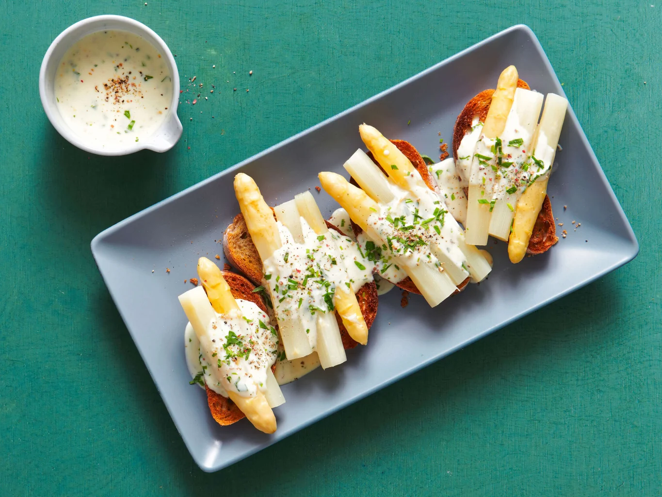 Toast aux asperges avec sauce moutarde à l’estragon