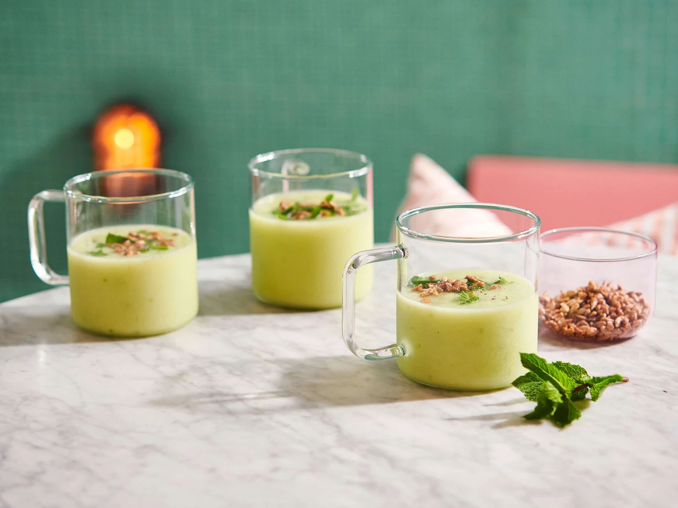 Zuppa fredda di melone con semi di girasole