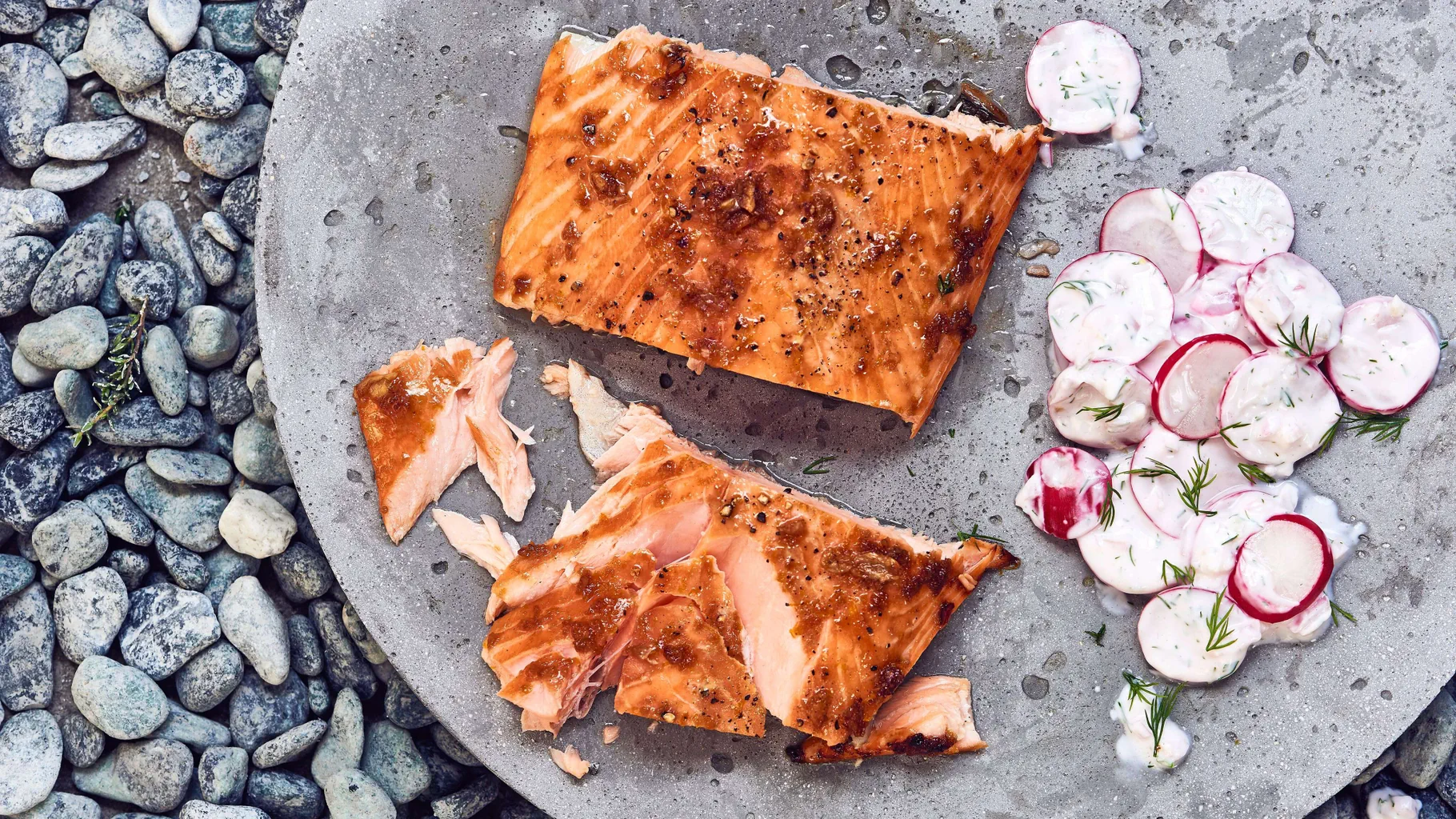 Filetto di salmone su legno di cedro
