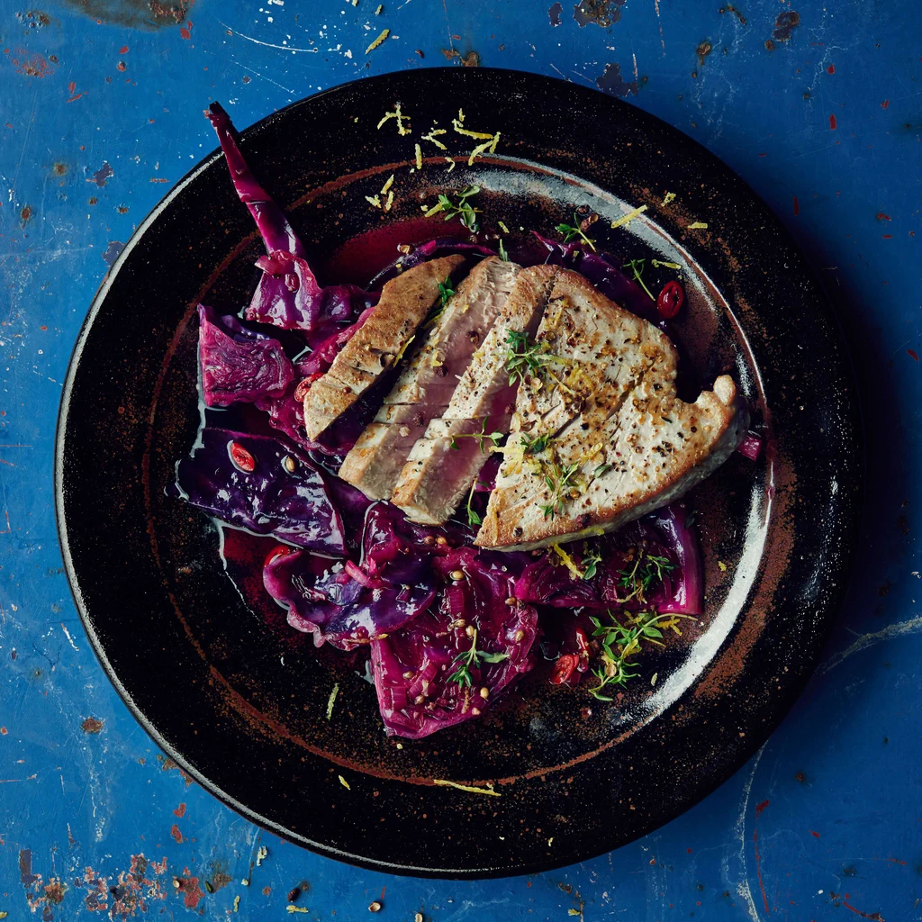 Lauwarmer Rotkrautsalat mit gebratenem Thunfischfilet