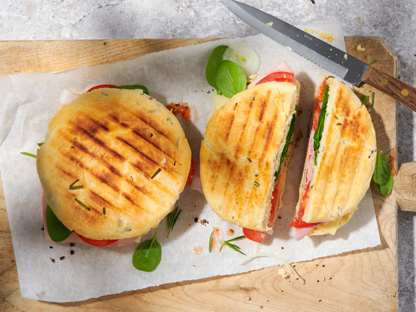 Sandwich al prosciutto con focaccia grigliata
