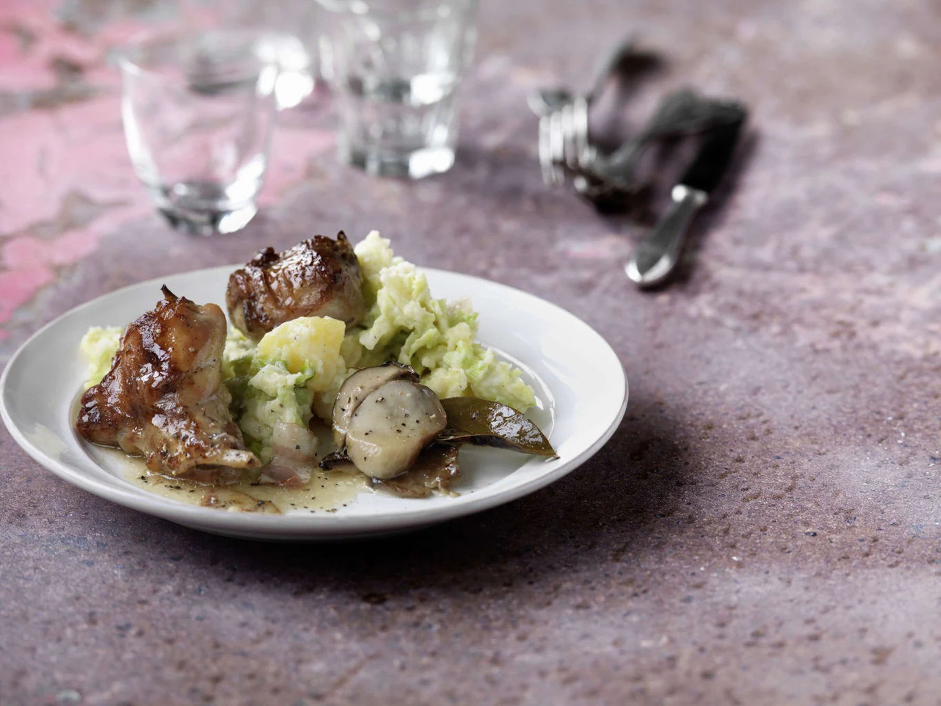 Kaninchen mit Speck und Pilzen