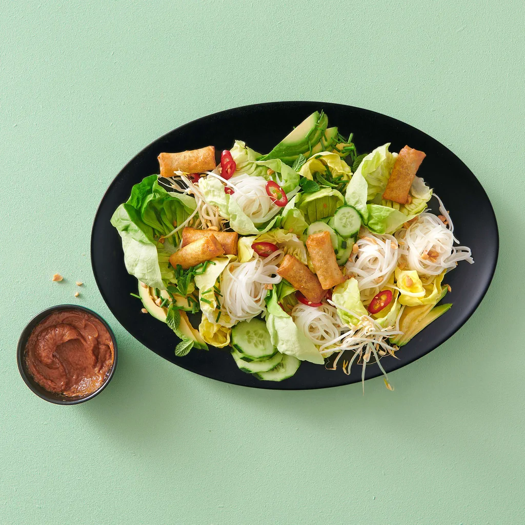 Insalata di pasta di riso con involtini primavera