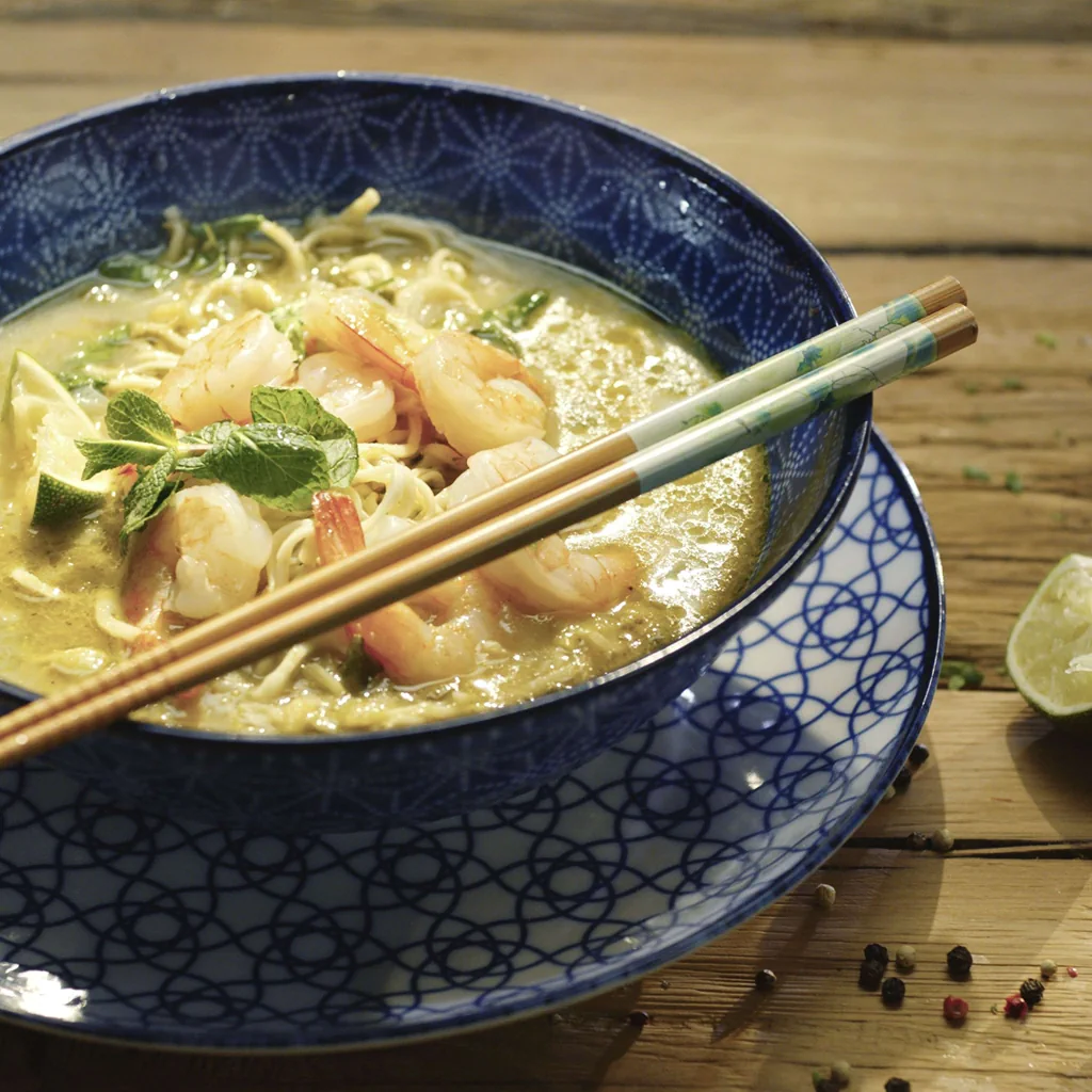 Mie-Nudelsuppe mit Crevetten
