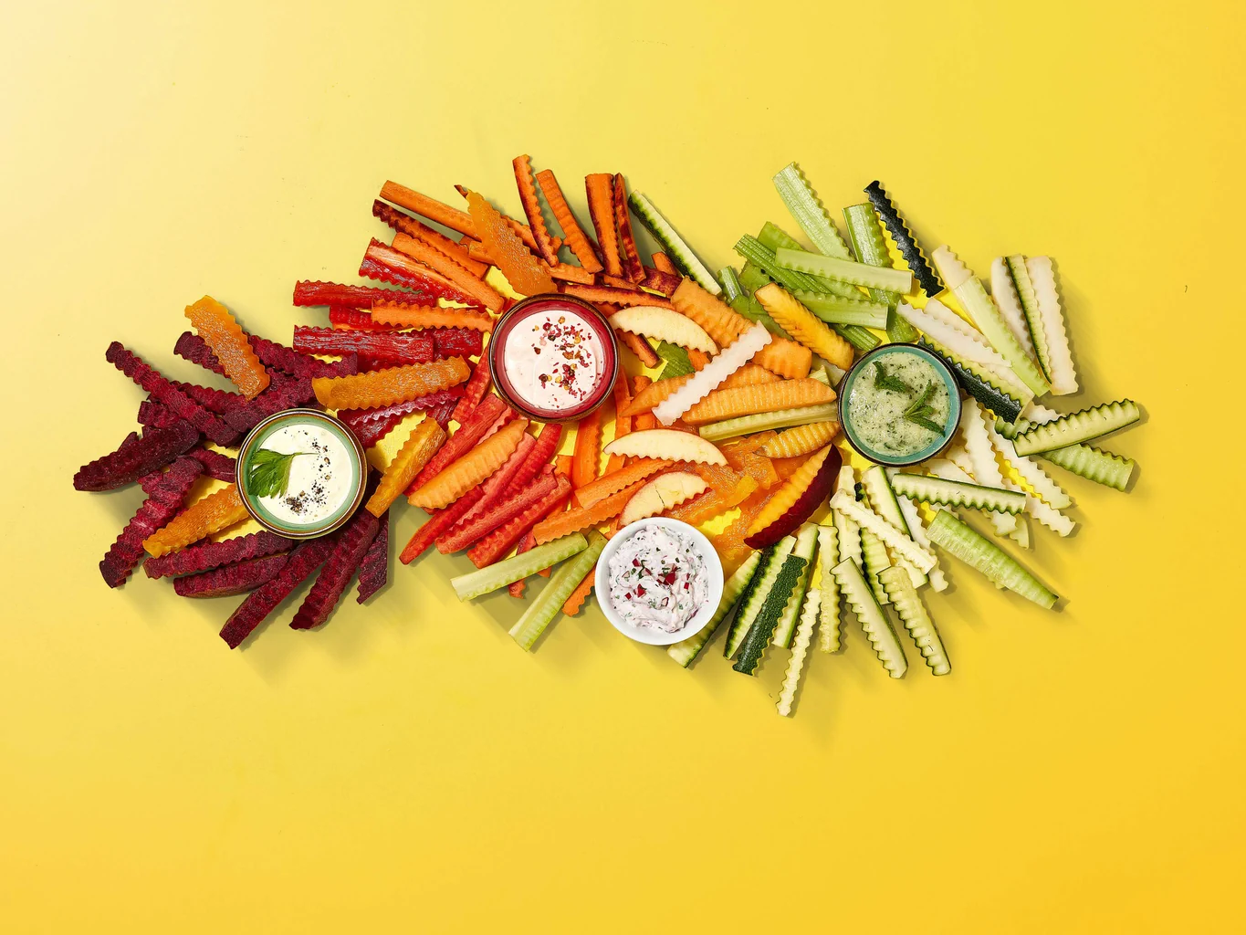 Gemüse- und Fruchtsticks mit Dips
