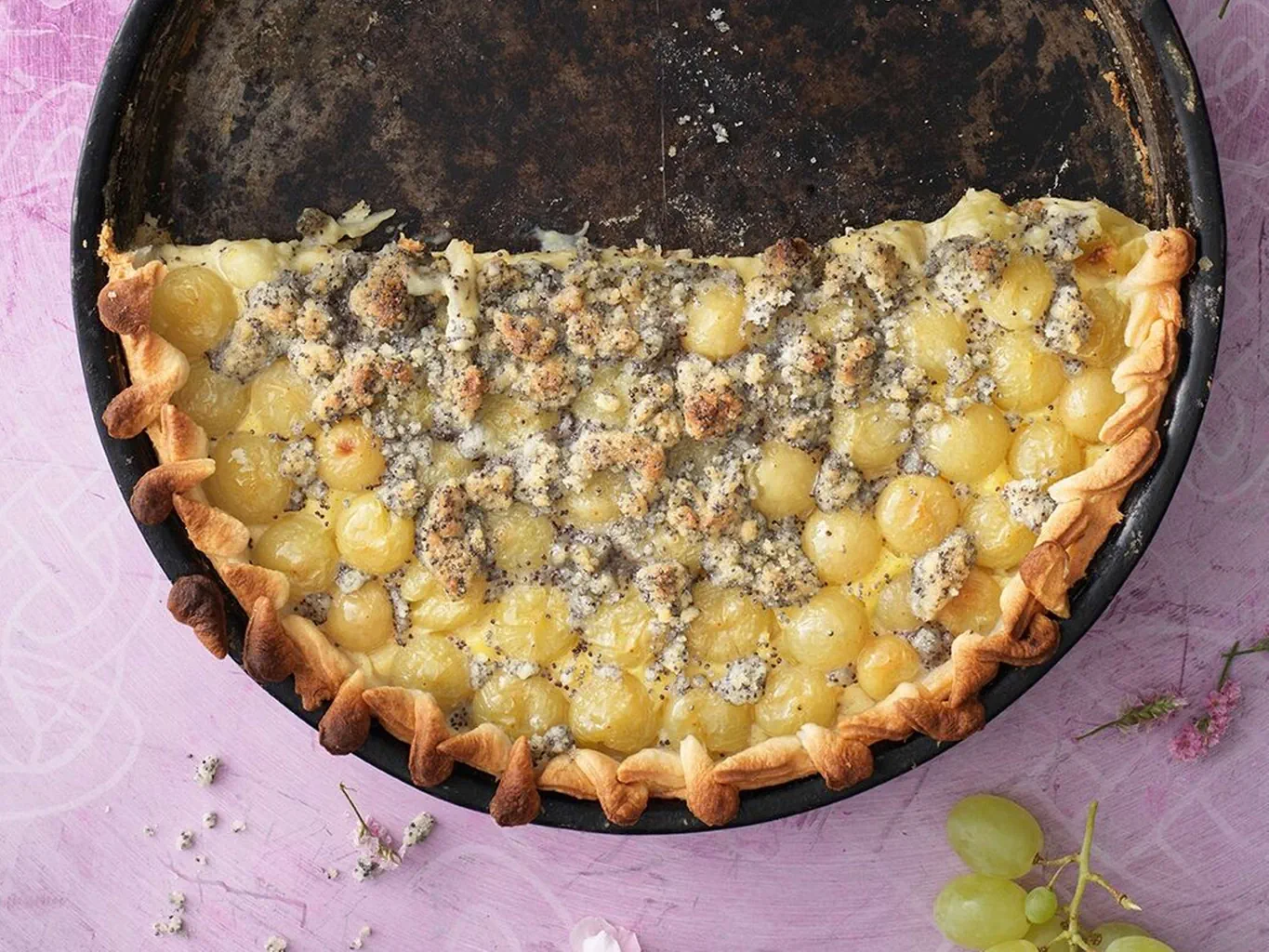 Tarte aux raisins avec crumble de pavot
