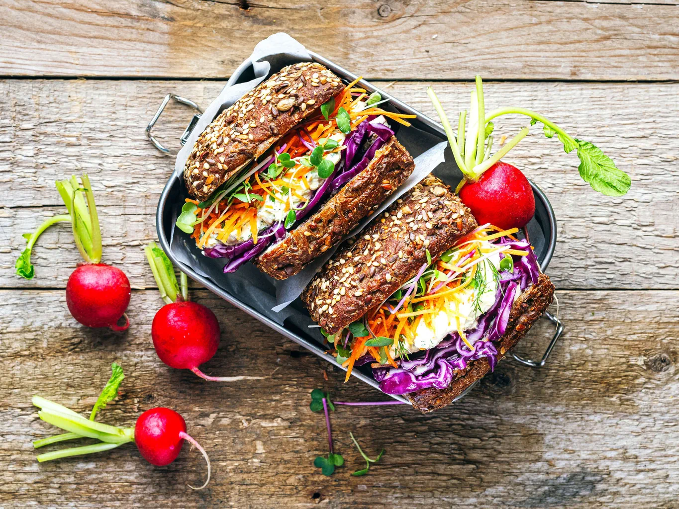 Sandwich con insalata e formaggio fresco