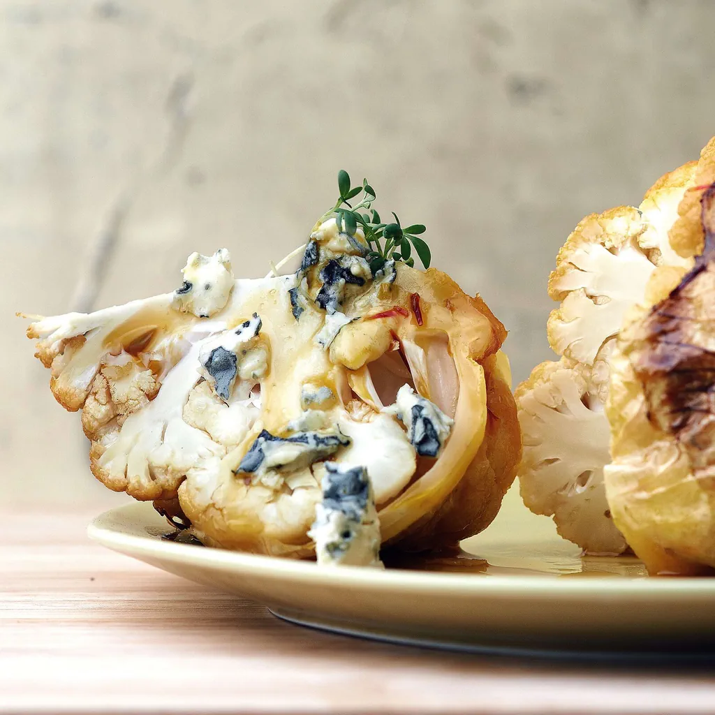Chou-fleur entier sur le gril avec fromage bleu