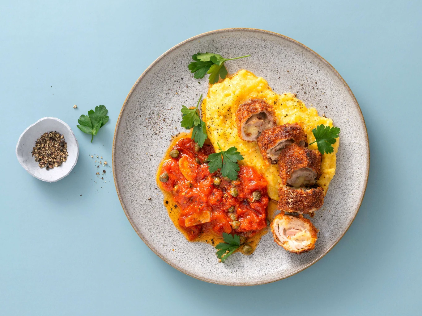 Mit Käse gefüllte Schnitzelrolle auf Tomatensauce